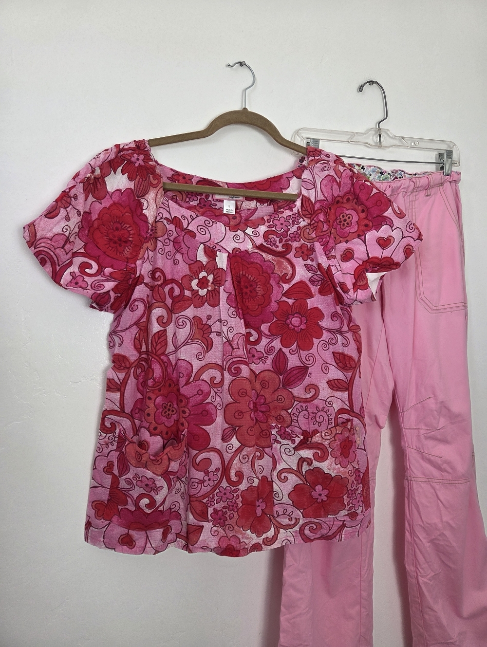 Koi By Kathy Peterson Scrub Set Pink Floral Cargo Pants Medical Nursing M/L - Picture 9 of 15